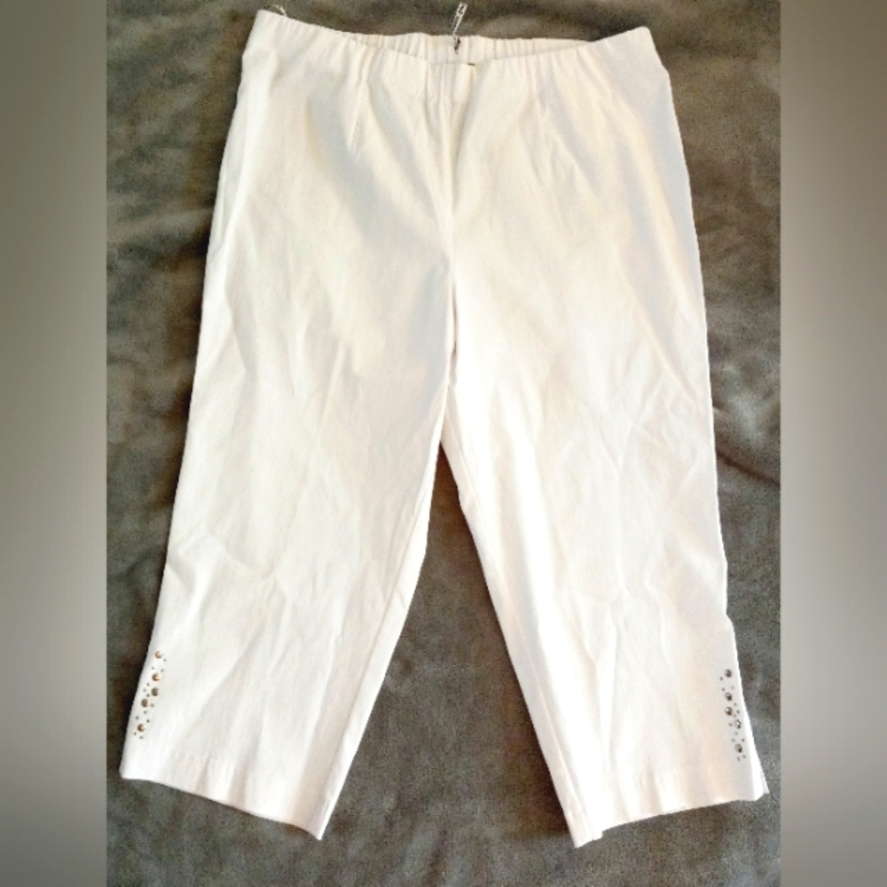 Sempre Piu Chalou size 18 white pull on flat front stretch Capri pants NWT